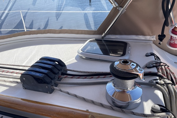 Beneteau 393 cabin top