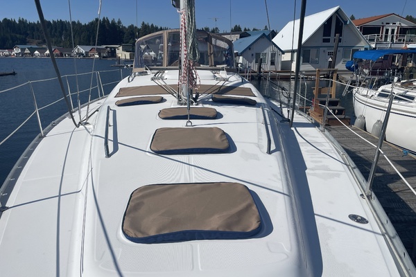 Foredeck of 2007  Beneteau 393