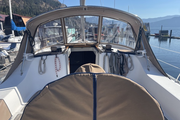 Beneteau 393 cockpit