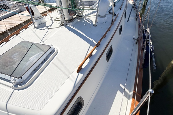 37ft Pacific Seacraft Yacht For Sale