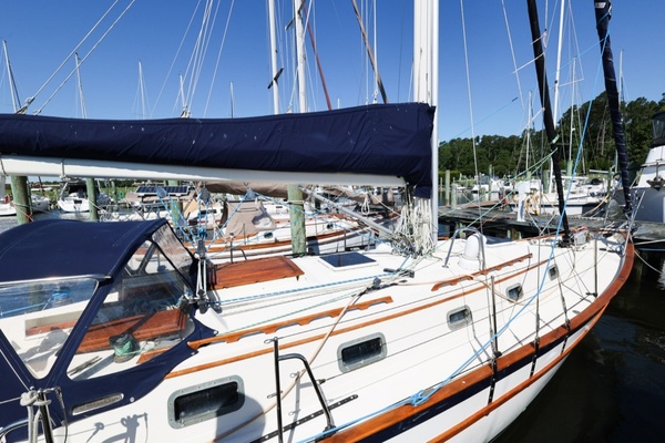 37ft Pacific Seacraft Yacht For Sale