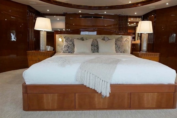 2004 Benetti 145
