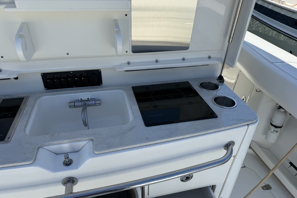 2016 Boston Whaler 37
