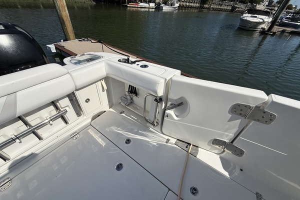 2016 Boston Whaler 37