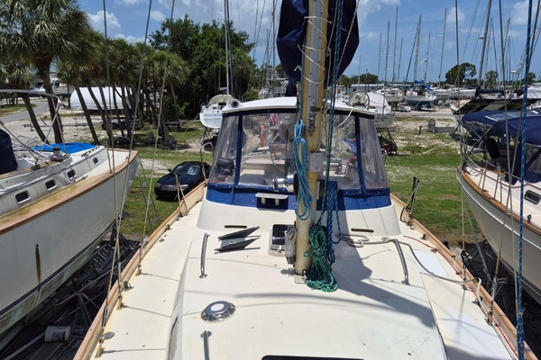 42ft Camper  amp  Nicholsons Yacht For Sale