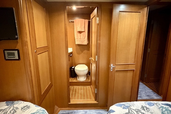 Alaskan 70 Motor Yacht Yacht For Sale