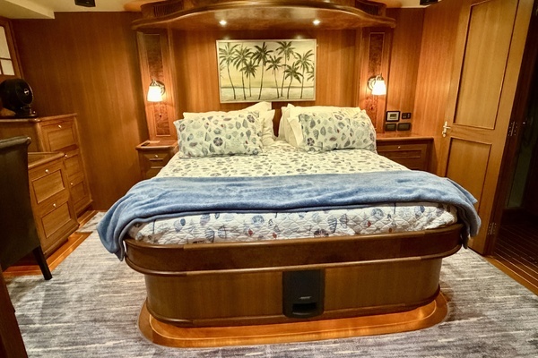 Alaskan 70 Motor Yacht Yacht For Sale