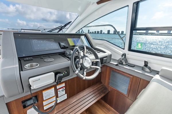 Cruisers 42 SARGAM - Helm