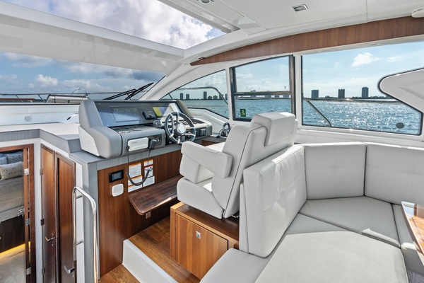 Cruisers 42 SARGAM - Helm