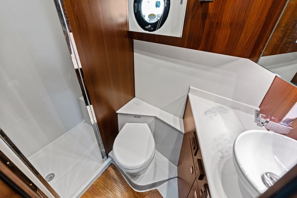 Cruisers 42 SARGAM - Stateroom Head