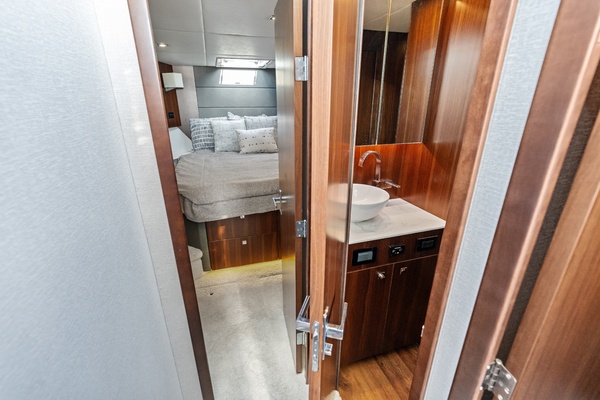 Cruisers 42 SARGAM - Stateroom Head