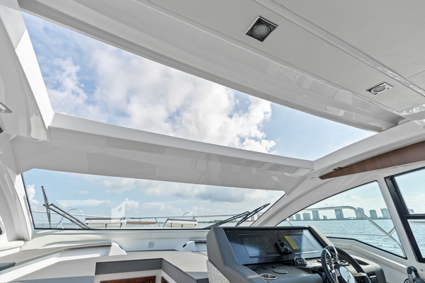 Cruisers 42 SARGAM - Helm