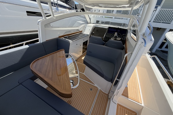 W9 327 30ft Nimbus Yacht For Sale