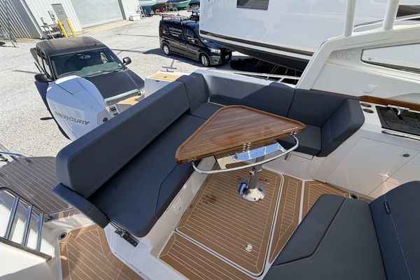 W9 327 30ft Nimbus Yacht For Sale