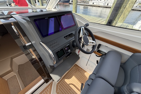 W9 327 30ft Nimbus Yacht For Sale