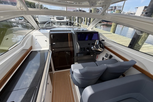W9 327 30ft Nimbus Yacht For Sale
