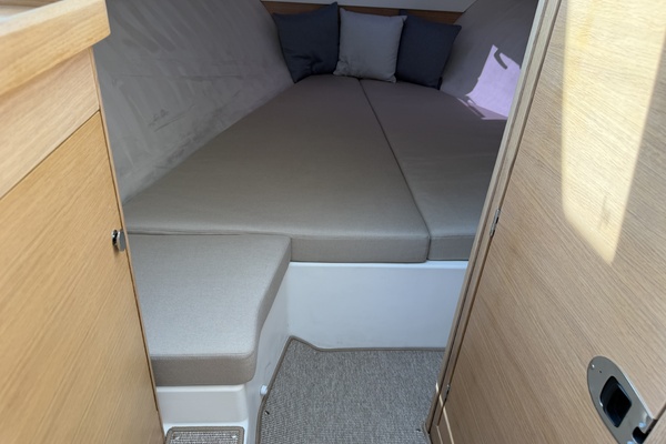W9 327 30ft Nimbus Yacht For Sale