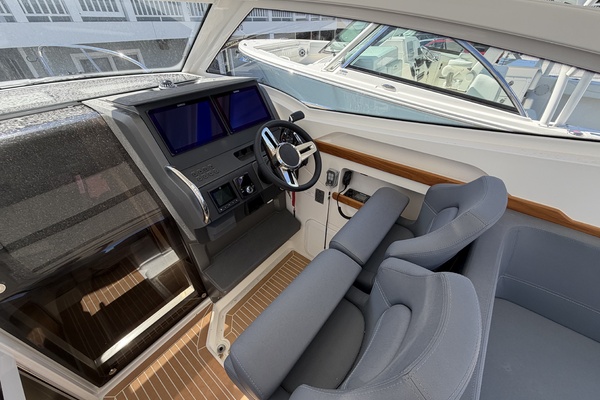 W9 327 30ft Nimbus Yacht For Sale