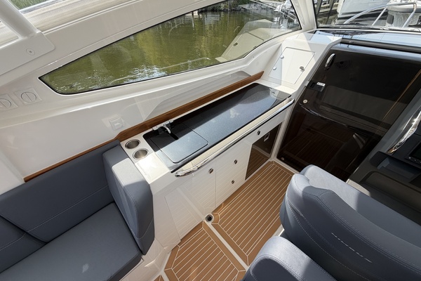 W9 327 30ft Nimbus Yacht For Sale