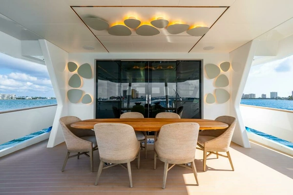 2019 Van der Valk 90