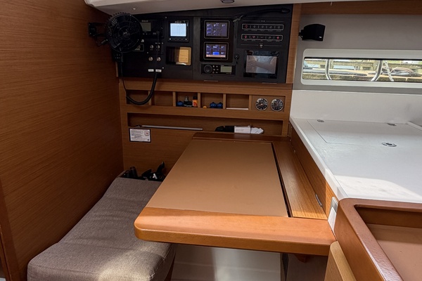 Cinnamon Girl 44ft Jeanneau Yacht For Sale