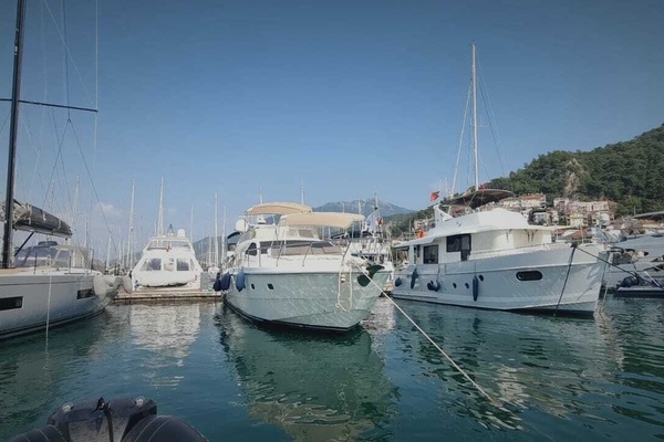 57ft Ferretti Yachts Yacht For Sale