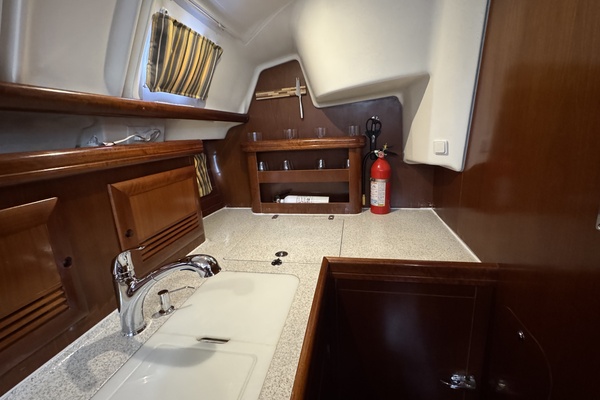 Vesper 42ft Beneteau Yacht For Sale