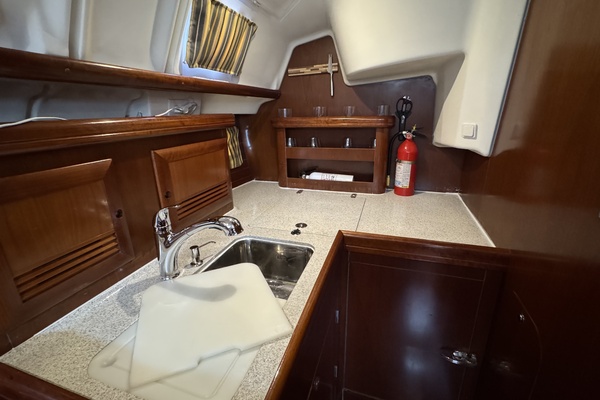Vesper 42ft Beneteau Yacht For Sale