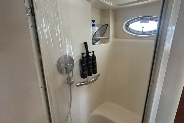 39' Sea Ray master stateroom shower