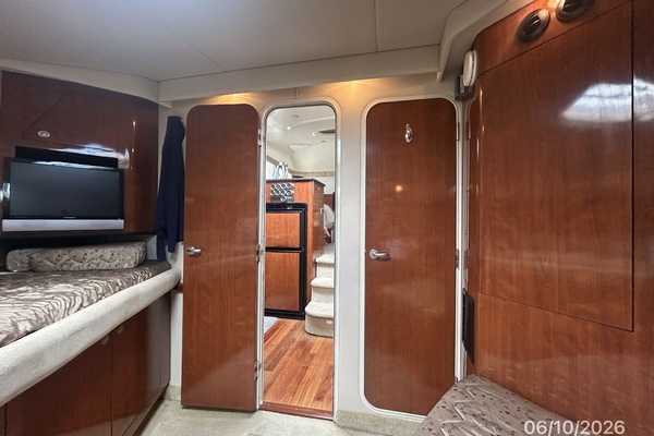 39' Sea Ray guest stateroom aft