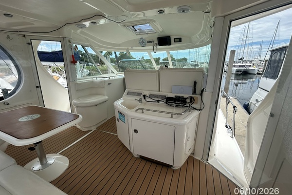 39' Sea Ray sundeck forward