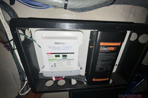 39' Sea Ray battery chargers
