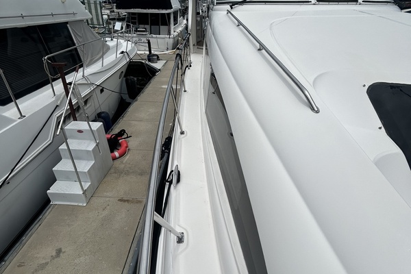 39' Sea Ray starboard side deck1