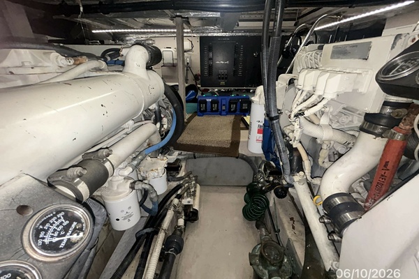 39' Sea Ray engine room forward