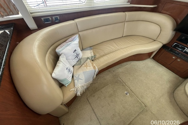 39' Sea Ray salon starboard seating