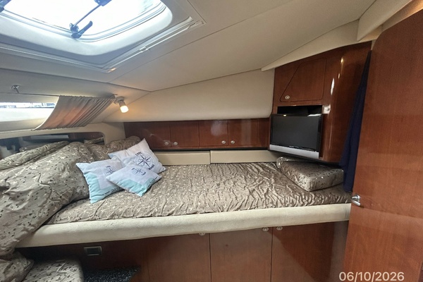 39' Sea Ray guest stateroom starboard