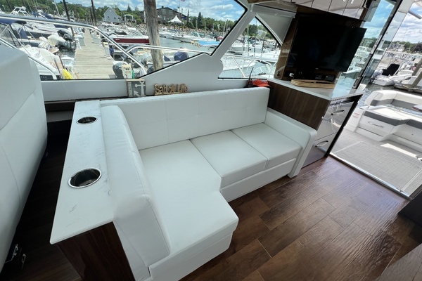 2021 Cruisers Yachts 50