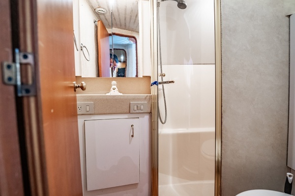 2000 Ocean Yachts 43