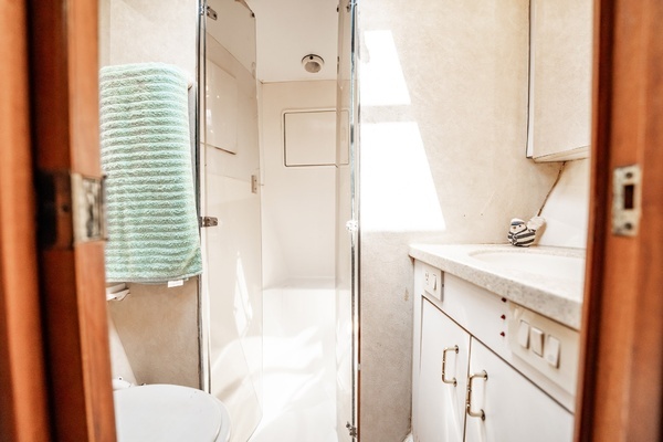 2000 Ocean Yachts 43