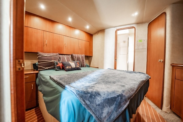 2000 Ocean Yachts 43