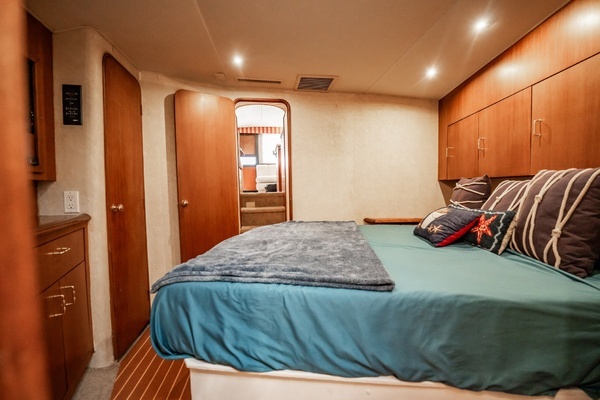 2000 Ocean Yachts 43