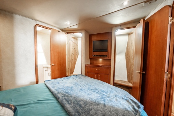 2000 Ocean Yachts 43