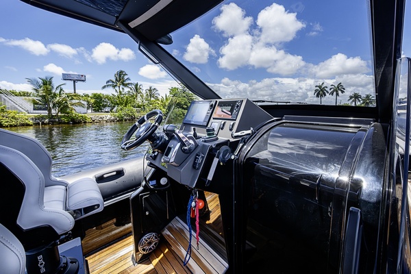 CHASING MOMENTS 40ft Technohull Yacht For Sale