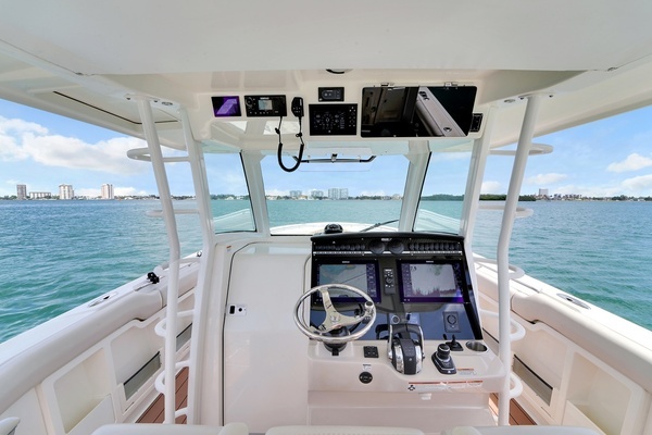 2020 Boston Whaler 38