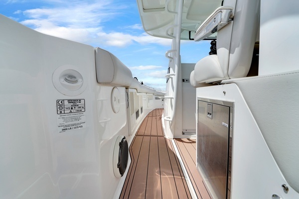 2020 Boston Whaler 38