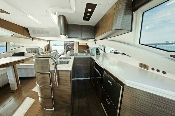 Azimut 60 Flybridge Yacht For Sale