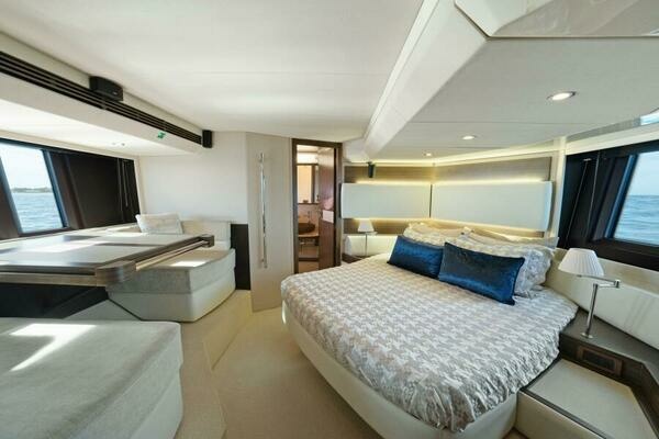 Azimut 60 Flybridge Yacht For Sale