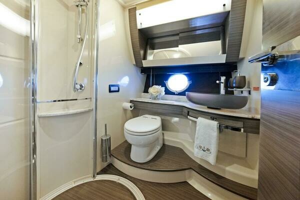 Azimut 60 Flybridge Yacht For Sale