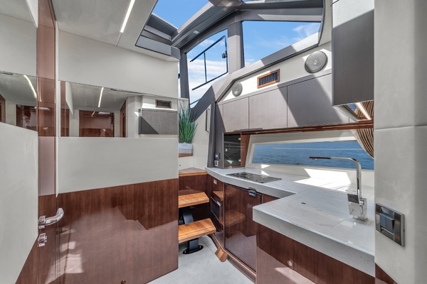 Galeon 425 HTS Yacht For Sale