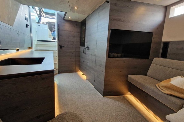 ELEVEN 56ft Vanquish Yachts Yacht For Sale